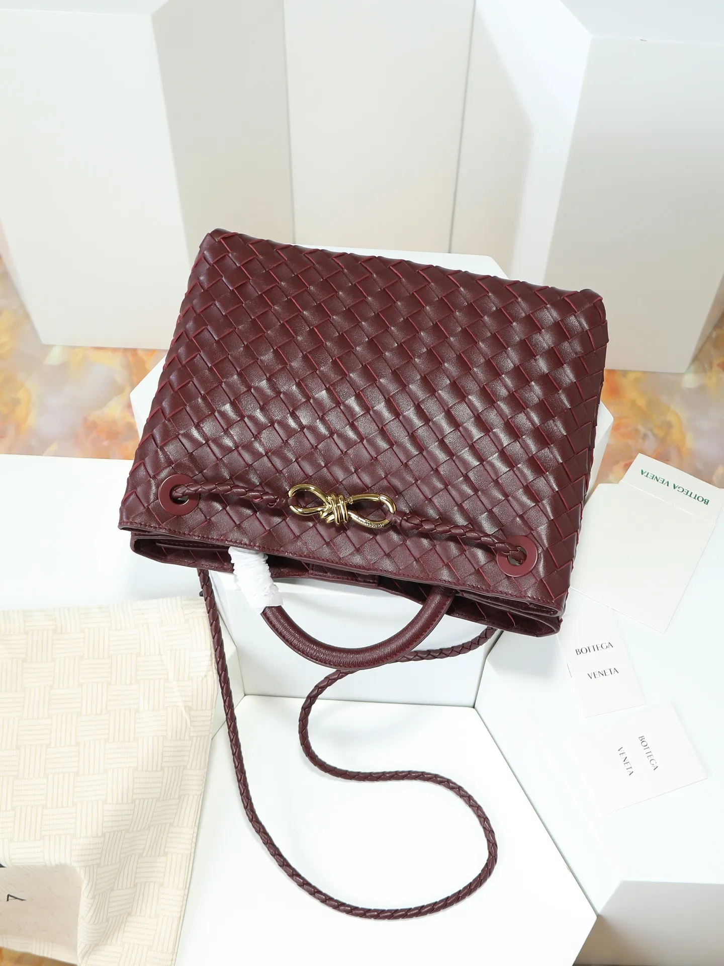 1550. Andiamo is shipping‼ ️Really popular🔥The new Andiamo woven handbag launched by Bottega Veneta this season is really popular all over the world! ! Celebrities at home and abroad have worn it, and Oscar-winning actress Michelle Yeoh has taken it out on the street. Song Jia, Trai Yala, Yu Feihong, Sanji Ayaka, Rosie Hunting-Whiteley, Yoshioka Riho, etc. have all worn this bag. It is classic and versatile and shows off your temperament, and the bag capacity is also large, which is very convenient for daily commuting! ! A variety of carrying methods, the shoulder straps can be adjusted by yourself, the original lambskin feels soft and delicate, and the unisex style breaks gender boundaries and brings a more practical and longer-lasting use experience. Andiamo, which has both elegant and casual styles, perfectly interprets the true appearance of "fashionable old money style". Style number: 766016 Size: 32*24*12